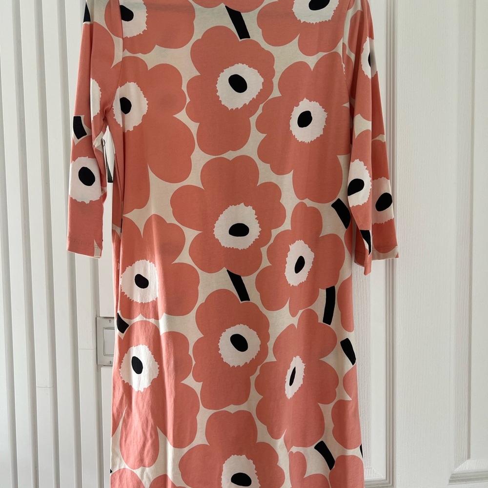 Marimekko coral and black on a cream coloured background. 3/4 length sleeves.